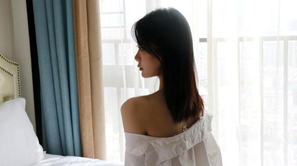    XR-Uncensored谢小蒽私房写真：日系水手校服诱惑，窗边演绎丝袜过膝长腿极致性感第4张图片
