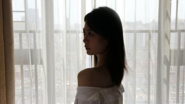    XR-Uncensored谢小蒽私房写真：日系水手校服诱惑，窗边演绎丝袜过膝长腿极致性感第7张图片