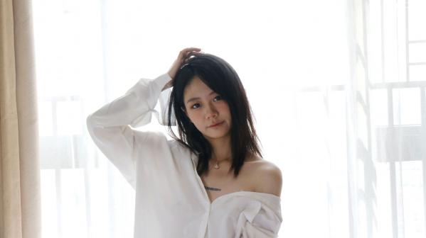    XR-Uncensored谢小蒽私房写真：日系水手校服诱惑，窗边演绎丝袜过膝长腿极致性感第21张图片