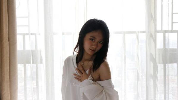    XR-Uncensored谢小蒽私房写真：日系水手校服诱惑，窗边演绎丝袜过膝长腿极致性感第32张图片