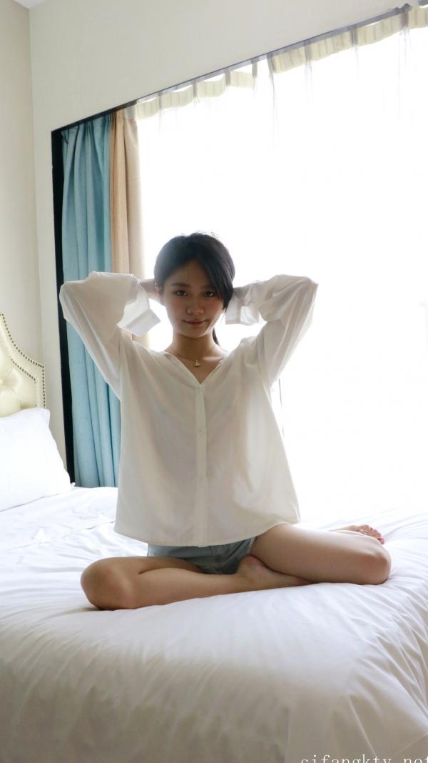    XR-Uncensored谢小蒽私房写真：日系水手校服诱惑，窗边演绎丝袜过膝长腿极致性感第65张图片