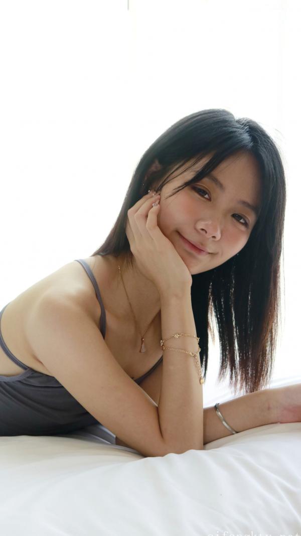    XR-Uncensored谢小蒽私房写真：日系水手校服诱惑，窗边演绎丝袜过膝长腿极致性感第91张图片