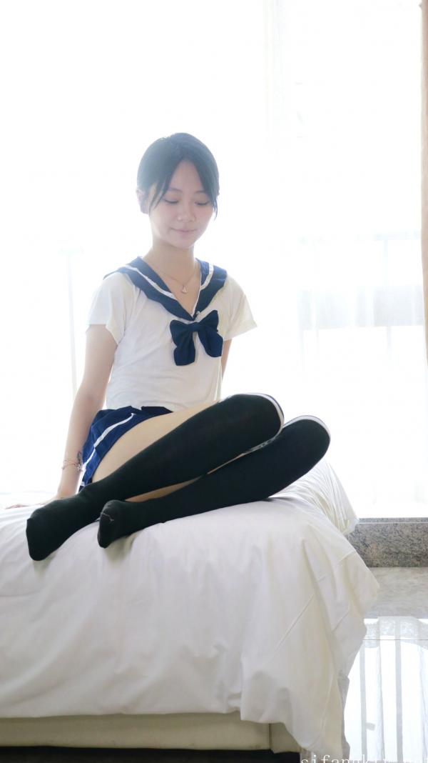    XR-Uncensored谢小蒽私房写真：日系水手校服诱惑，窗边演绎丝袜过膝长腿极致性感第125张图片