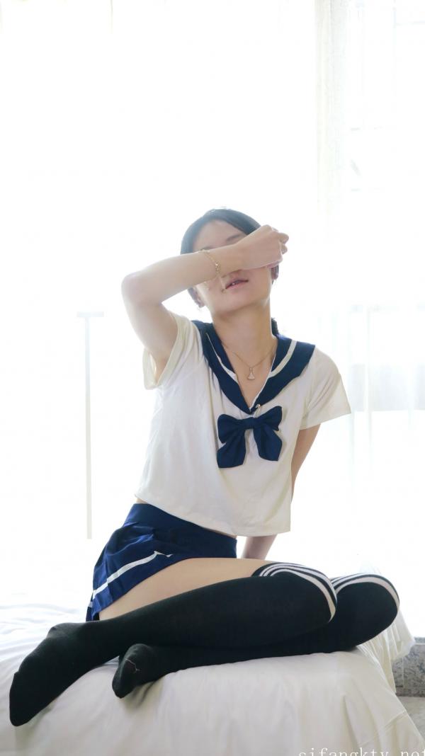    XR-Uncensored谢小蒽私房写真：日系水手校服诱惑，窗边演绎丝袜过膝长腿极致性感第126张图片