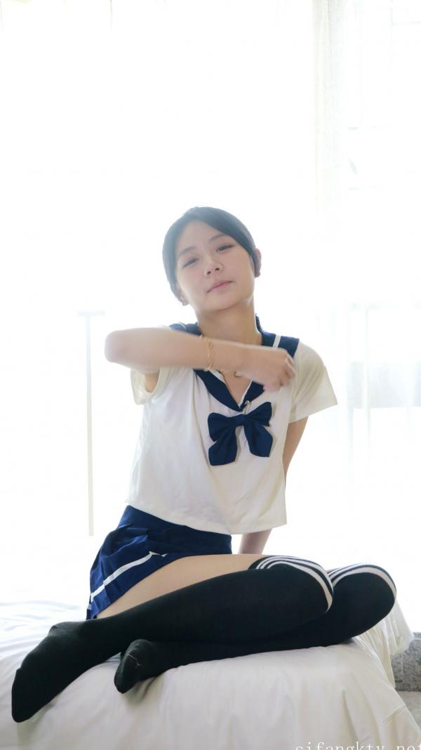    XR-Uncensored谢小蒽私房写真：日系水手校服诱惑，窗边演绎丝袜过膝长腿极致性感第127张图片