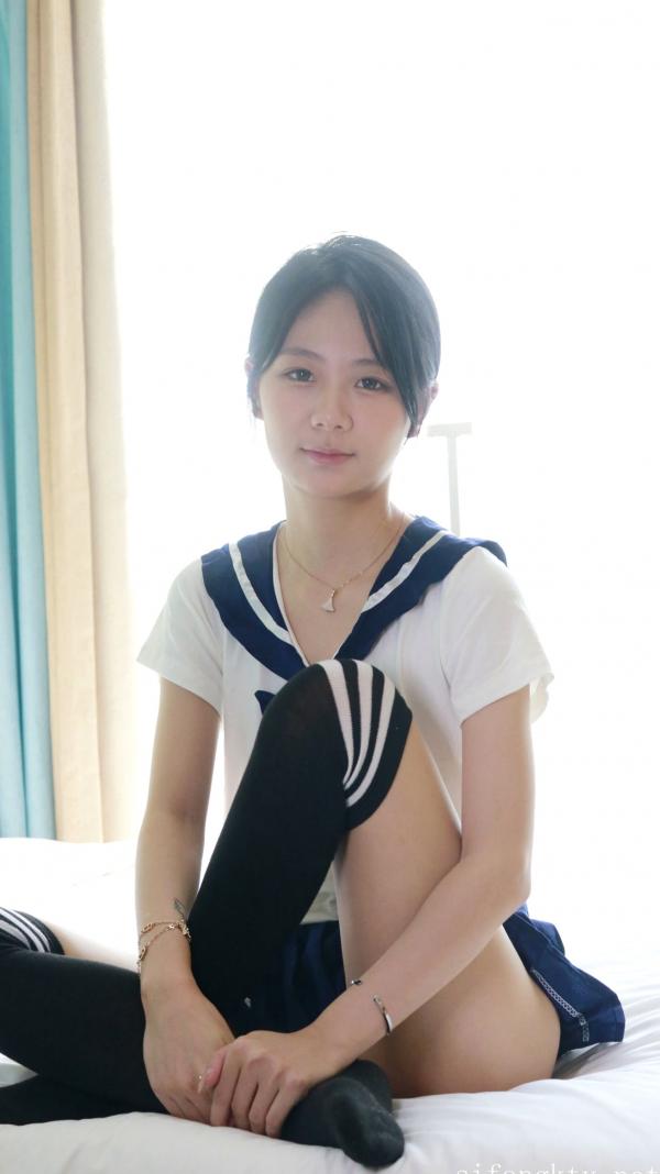    XR-Uncensored谢小蒽私房写真：日系水手校服诱惑，窗边演绎丝袜过膝长腿极致性感第129张图片