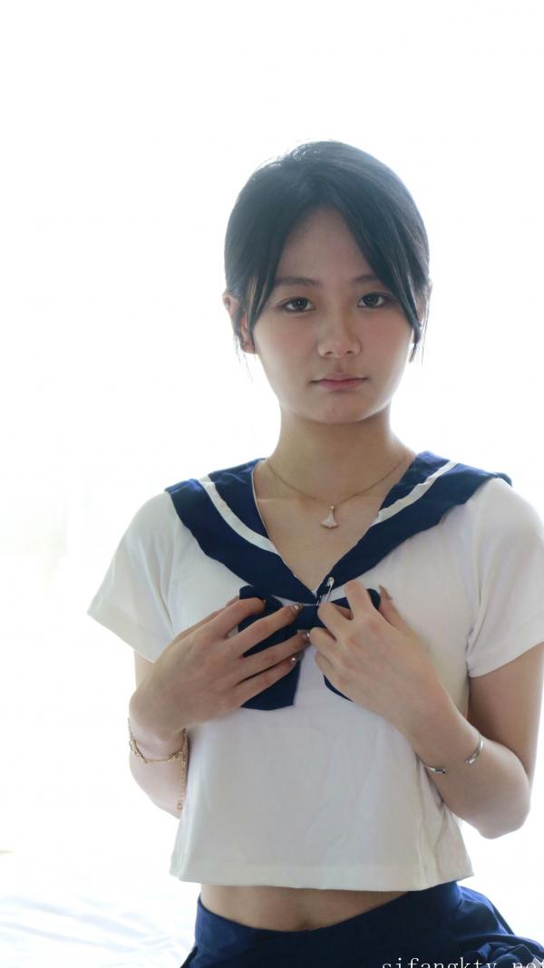    XR-Uncensored谢小蒽私房写真：日系水手校服诱惑，窗边演绎丝袜过膝长腿极致性感第132张图片