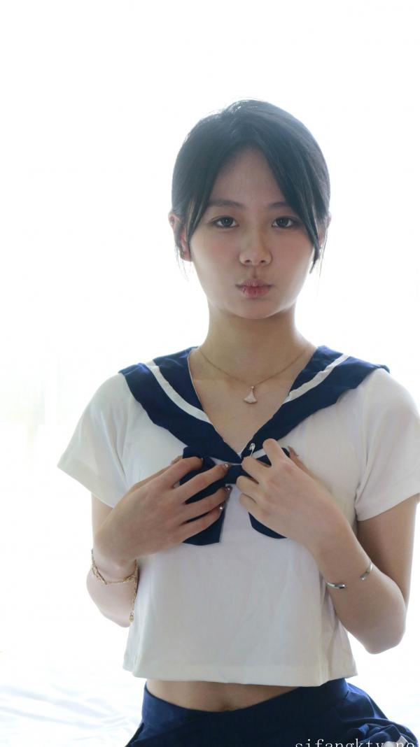    XR-Uncensored谢小蒽私房写真：日系水手校服诱惑，窗边演绎丝袜过膝长腿极致性感第133张图片