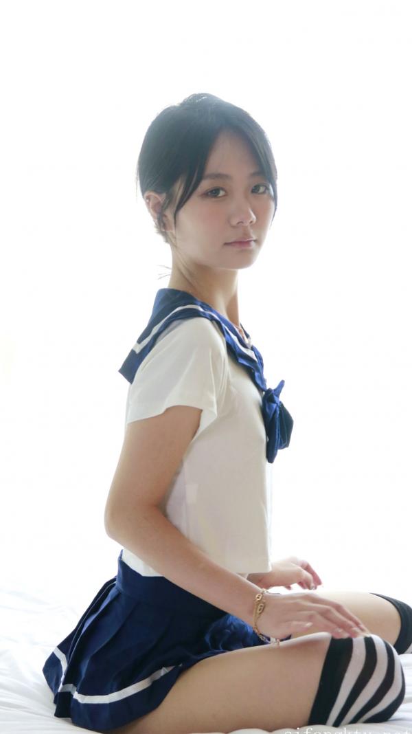    XR-Uncensored谢小蒽私房写真：日系水手校服诱惑，窗边演绎丝袜过膝长腿极致性感第135张图片