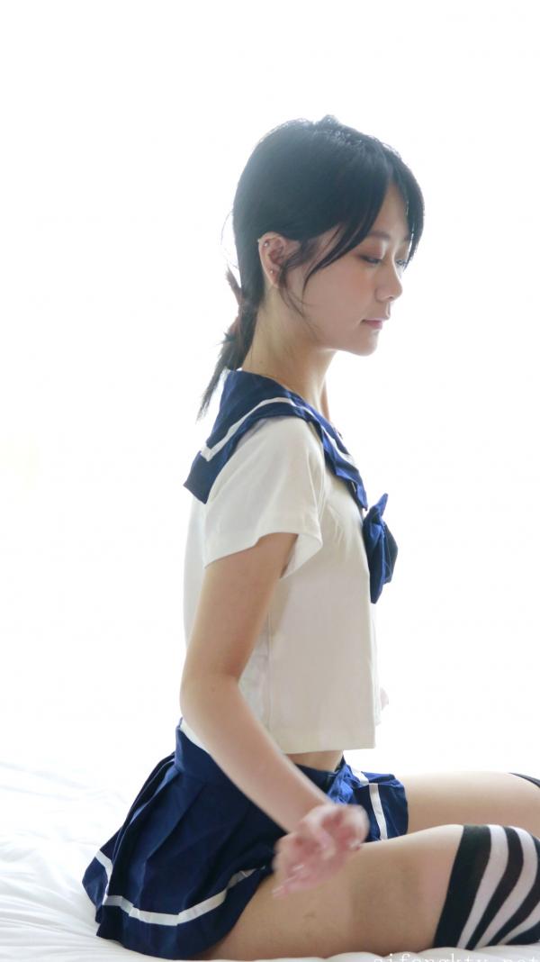    XR-Uncensored谢小蒽私房写真：日系水手校服诱惑，窗边演绎丝袜过膝长腿极致性感第137张图片
