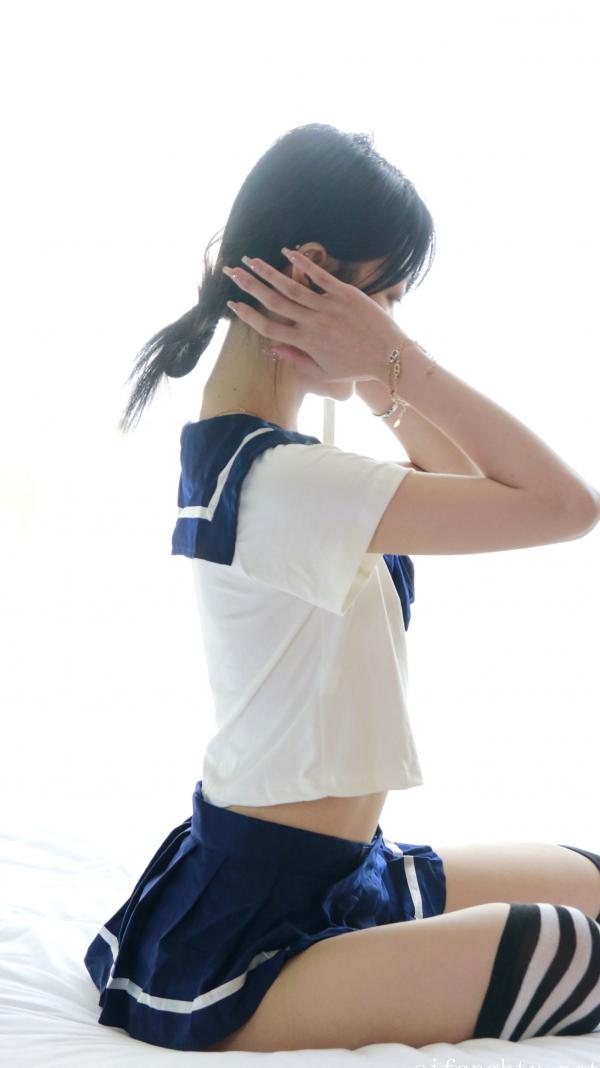    XR-Uncensored谢小蒽私房写真：日系水手校服诱惑，窗边演绎丝袜过膝长腿极致性感第138张图片
