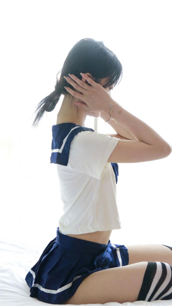    XR-Uncensored谢小蒽私房写真：日系水手校服诱惑，窗边演绎丝袜过膝长腿极致性感第139张图片