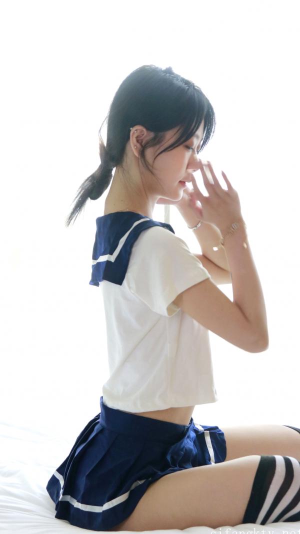    XR-Uncensored谢小蒽私房写真：日系水手校服诱惑，窗边演绎丝袜过膝长腿极致性感第140张图片