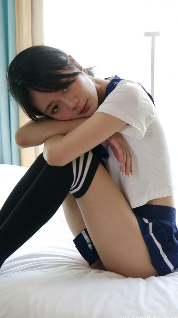    XR-Uncensored谢小蒽私房写真：日系水手校服诱惑，窗边演绎丝袜过膝长腿极致性感第144张图片