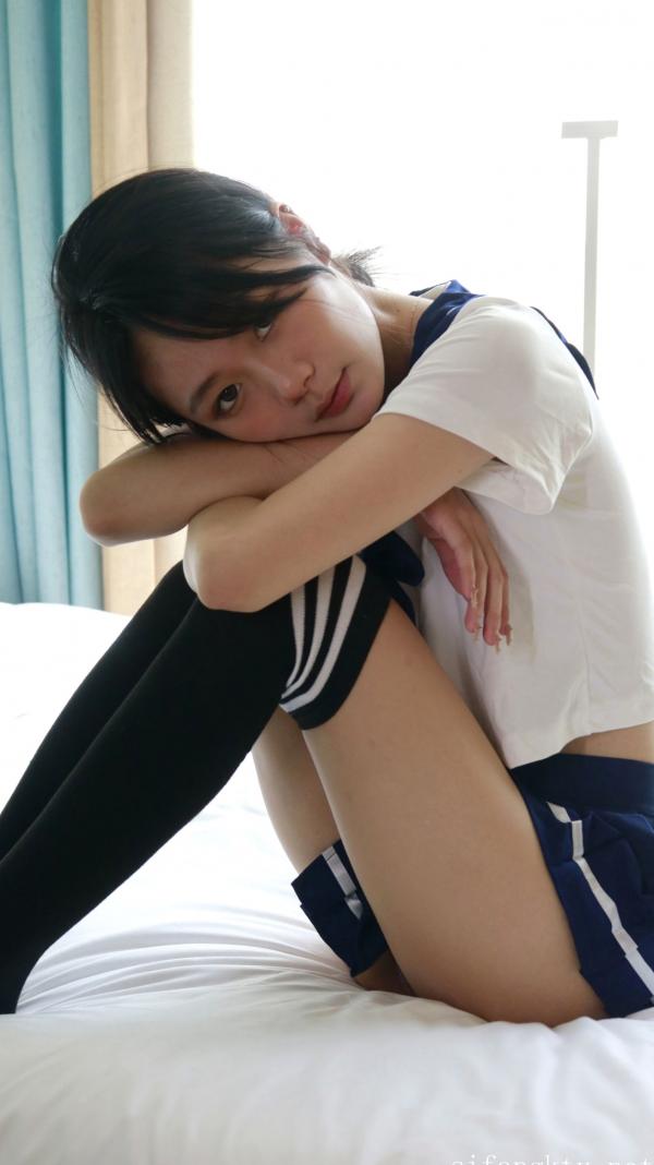    XR-Uncensored谢小蒽私房写真：日系水手校服诱惑，窗边演绎丝袜过膝长腿极致性感第145张图片