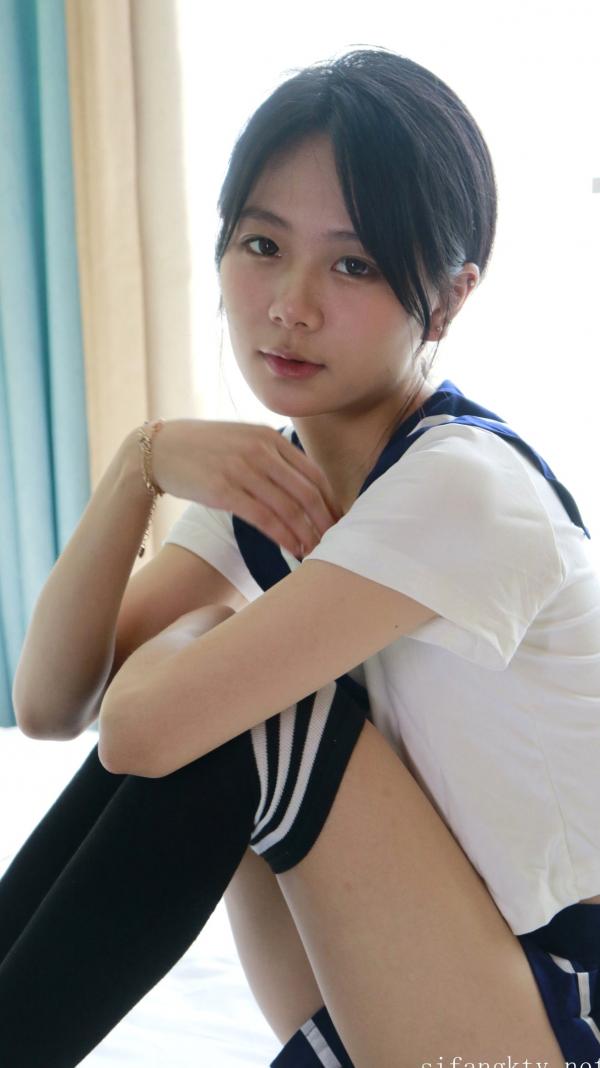    XR-Uncensored谢小蒽私房写真：日系水手校服诱惑，窗边演绎丝袜过膝长腿极致性感第146张图片