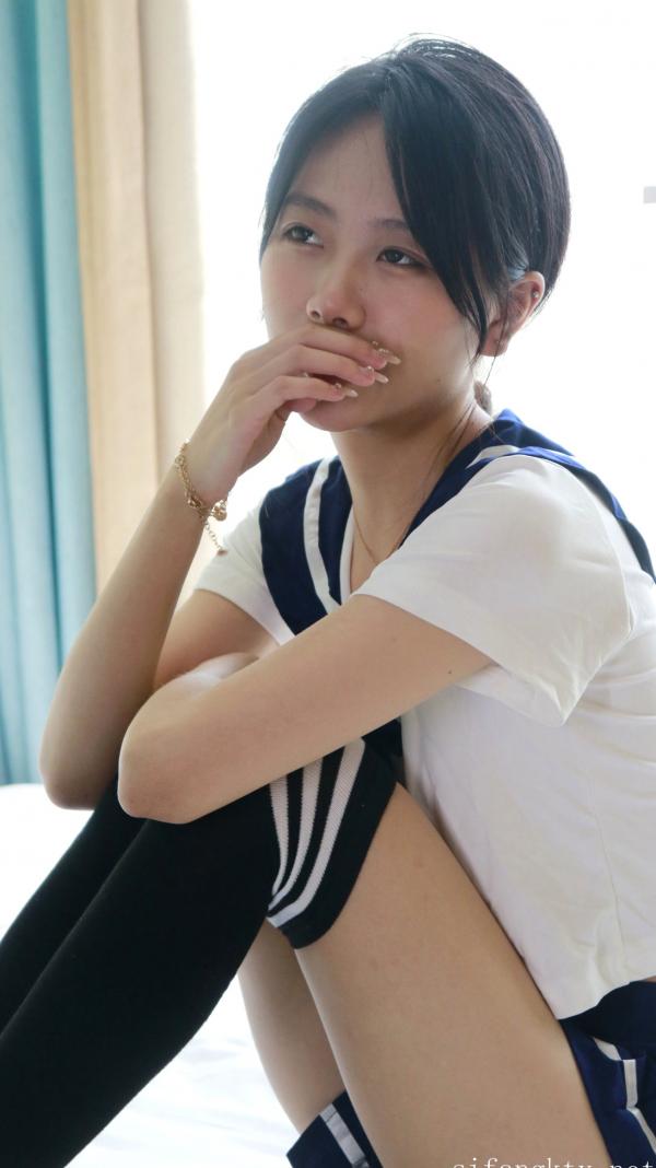    XR-Uncensored谢小蒽私房写真：日系水手校服诱惑，窗边演绎丝袜过膝长腿极致性感第147张图片