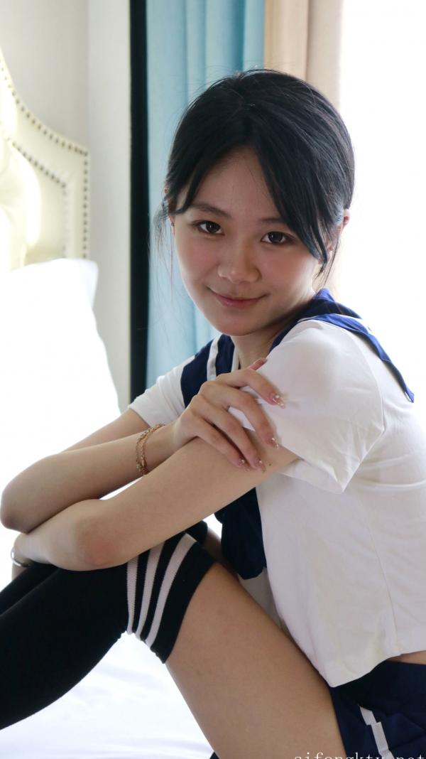    XR-Uncensored谢小蒽私房写真：日系水手校服诱惑，窗边演绎丝袜过膝长腿极致性感第149张图片