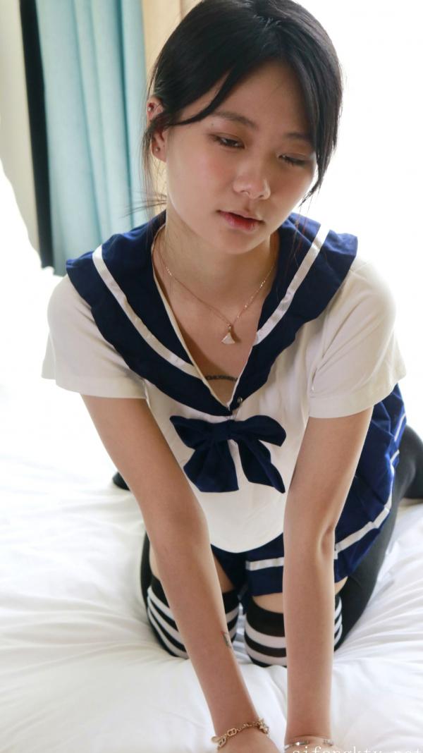    XR-Uncensored谢小蒽私房写真：日系水手校服诱惑，窗边演绎丝袜过膝长腿极致性感第151张图片