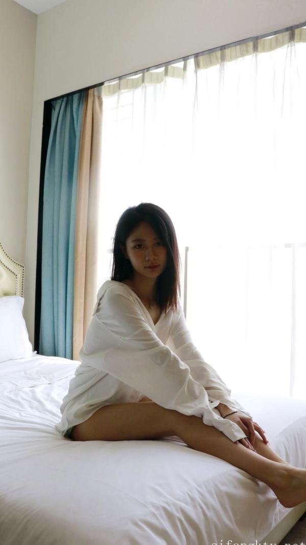    XR-Uncensored谢小蒽私房写真：日系水手校服诱惑，窗边演绎丝袜过膝长腿极致性感第153张图片