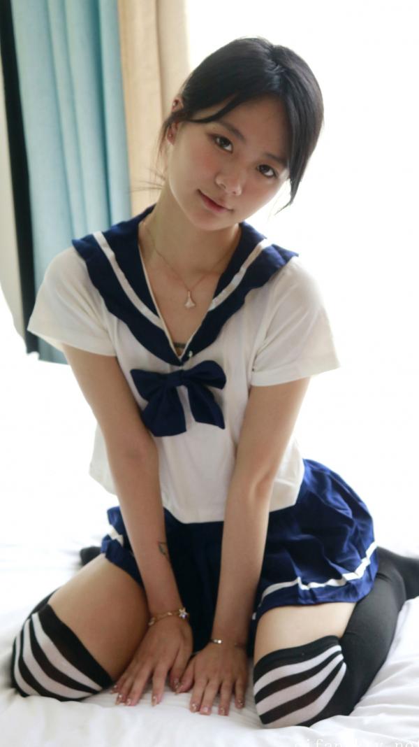    XR-Uncensored谢小蒽私房写真：日系水手校服诱惑，窗边演绎丝袜过膝长腿极致性感第158张图片