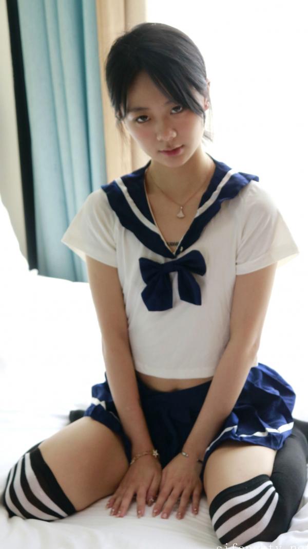    XR-Uncensored谢小蒽私房写真：日系水手校服诱惑，窗边演绎丝袜过膝长腿极致性感第159张图片