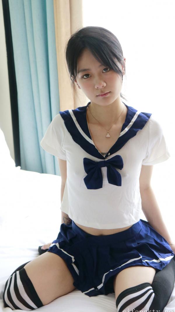    XR-Uncensored谢小蒽私房写真：日系水手校服诱惑，窗边演绎丝袜过膝长腿极致性感第161张图片