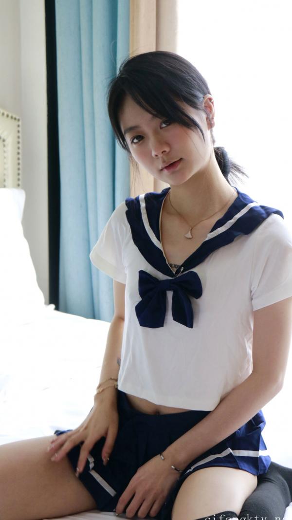    XR-Uncensored谢小蒽私房写真：日系水手校服诱惑，窗边演绎丝袜过膝长腿极致性感第165张图片