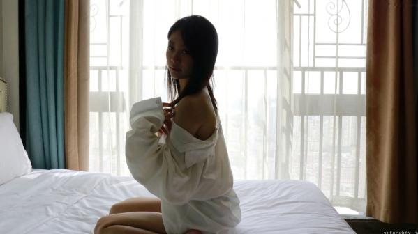    XR-Uncensored谢小蒽私房写真：日系水手校服诱惑，窗边演绎丝袜过膝长腿极致性感第175张图片