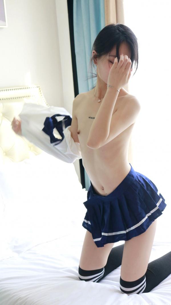    XR-Uncensored谢小蒽私房写真：日系水手校服诱惑，窗边演绎丝袜过膝长腿极致性感第201张图片