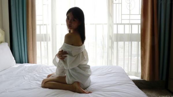    XR-Uncensored谢小蒽私房写真：日系水手校服诱惑，窗边演绎丝袜过膝长腿极致性感第208张图片