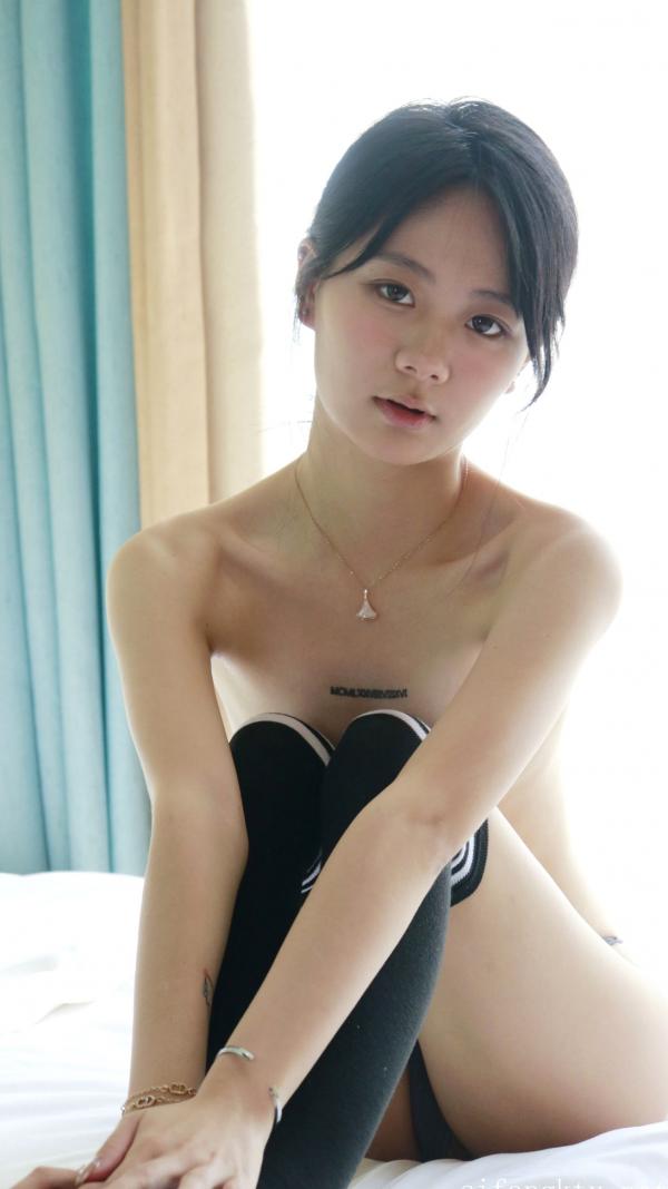    XR-Uncensored谢小蒽私房写真：日系水手校服诱惑，窗边演绎丝袜过膝长腿极致性感第258张图片