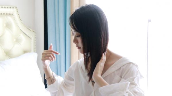    XR-Uncensored谢小蒽私房写真：日系水手校服诱惑，窗边演绎丝袜过膝长腿极致性感第329张图片