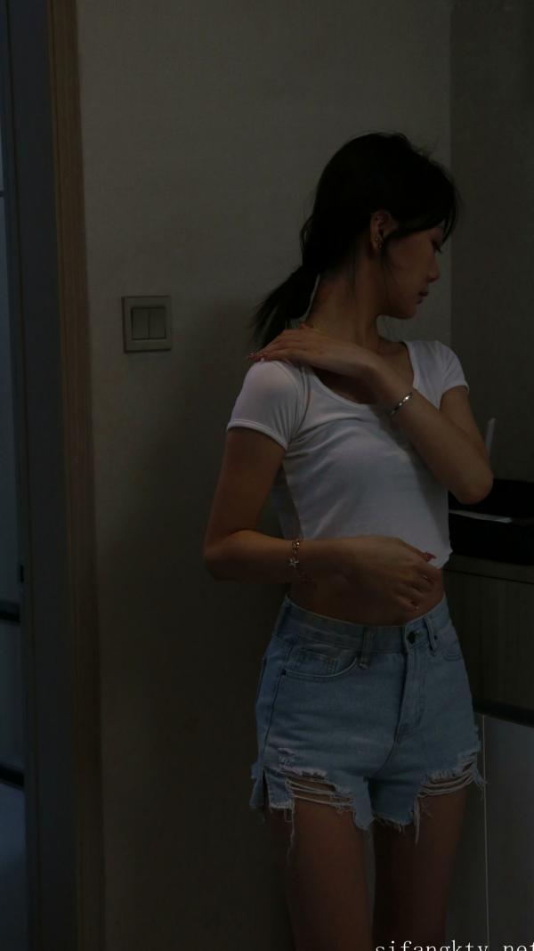    XR-Uncensored谢小蒽私房写真：日系水手校服诱惑，窗边演绎丝袜过膝长腿极致性感第333张图片