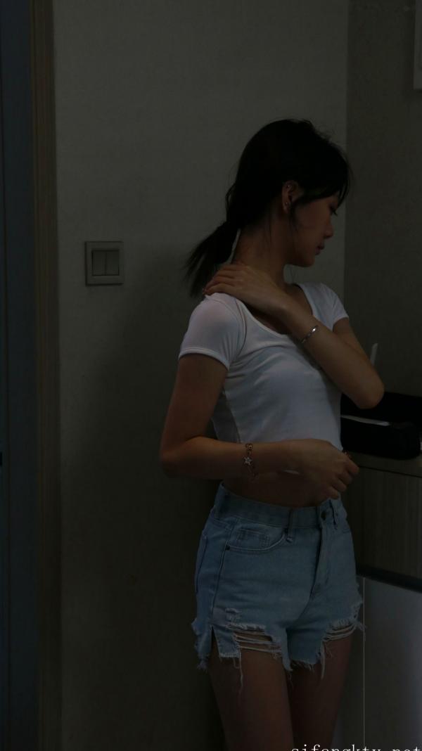    XR-Uncensored谢小蒽私房写真：日系水手校服诱惑，窗边演绎丝袜过膝长腿极致性感第334张图片