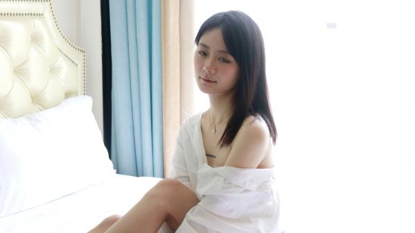    XR-Uncensored谢小蒽私房写真：日系水手校服诱惑，窗边演绎丝袜过膝长腿极致性感第343张图片