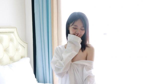    XR-Uncensored谢小蒽私房写真：日系水手校服诱惑，窗边演绎丝袜过膝长腿极致性感第354张图片
