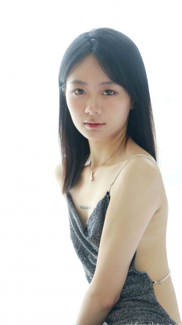    XR-Uncensored谢小蒽私房写真：日系水手校服诱惑，窗边演绎丝袜过膝长腿极致性感第390张图片