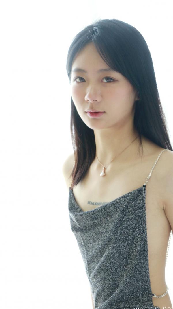    XR-Uncensored谢小蒽私房写真：日系水手校服诱惑，窗边演绎丝袜过膝长腿极致性感第392张图片
