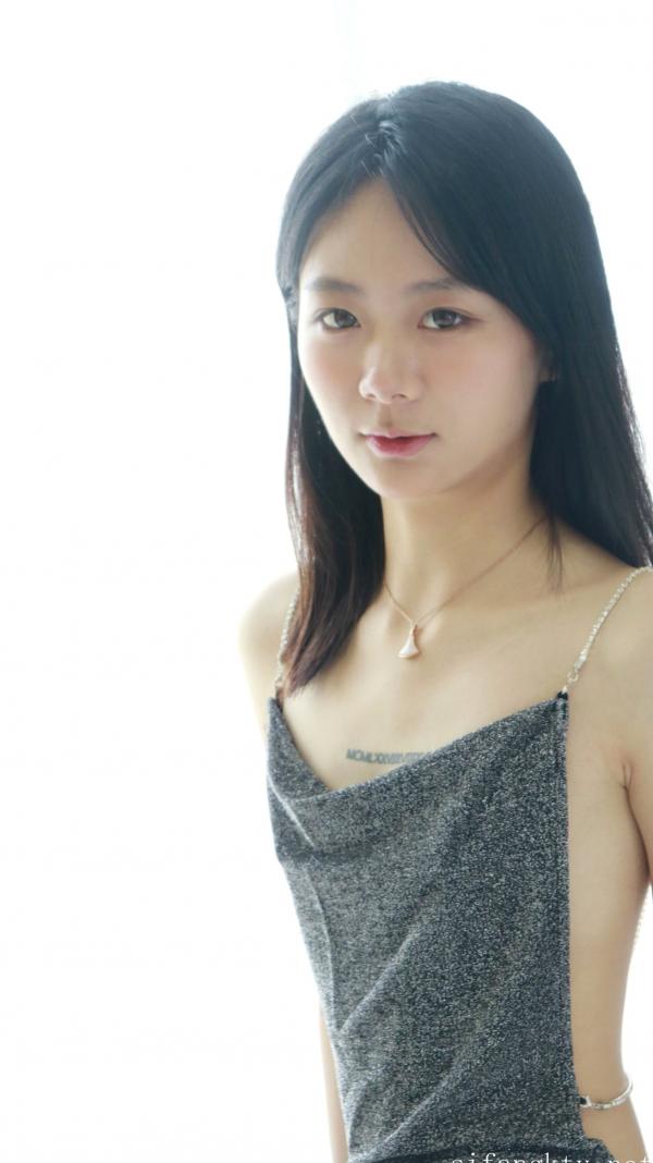    XR-Uncensored谢小蒽私房写真：日系水手校服诱惑，窗边演绎丝袜过膝长腿极致性感第393张图片