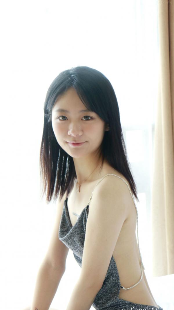    XR-Uncensored谢小蒽私房写真：日系水手校服诱惑，窗边演绎丝袜过膝长腿极致性感第394张图片