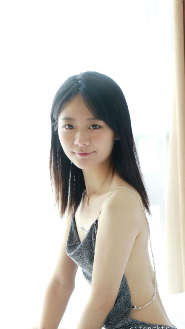    XR-Uncensored谢小蒽私房写真：日系水手校服诱惑，窗边演绎丝袜过膝长腿极致性感第395张图片