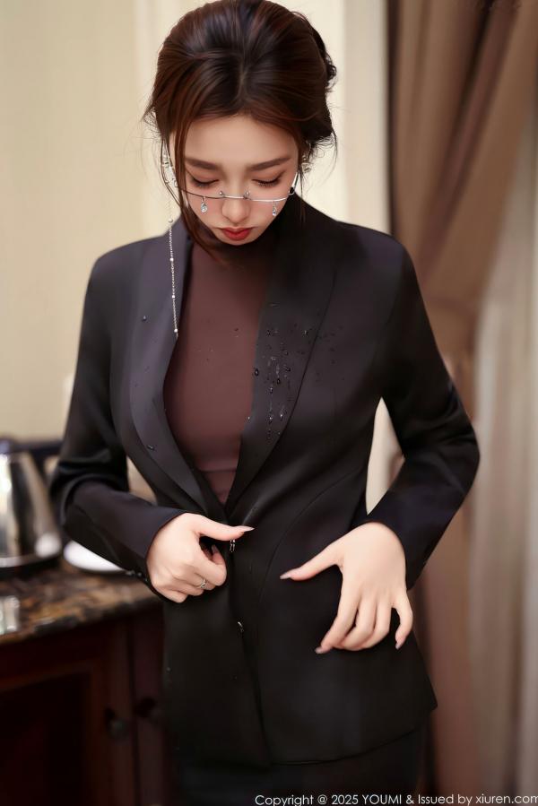    YouMi尤蜜荟-1186-Twins-桃桃：职场制服诱惑，知性黑色西装OL御姐，绝美黑丝长腿，气质女神高清写真第13张图片