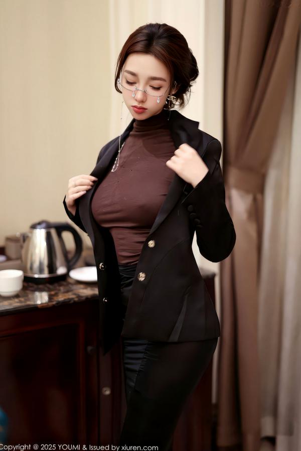    YouMi尤蜜荟-1186-Twins-桃桃：职场制服诱惑，知性黑色西装OL御姐，绝美黑丝长腿，气质女神高清写真第15张图片
