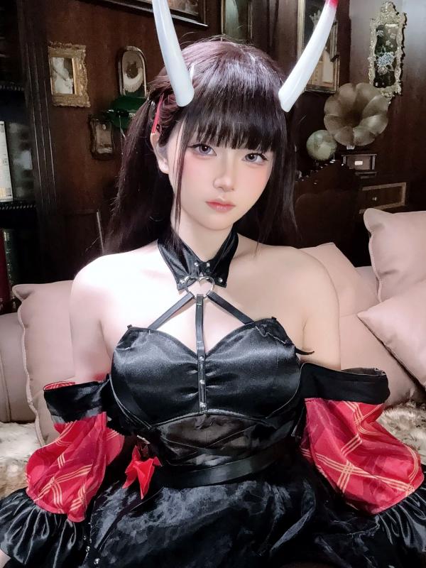    屿鱼能代Cosplay，碧蓝航线黑丝美腿私房照，冷艳暗黑萝莉风第13张图片