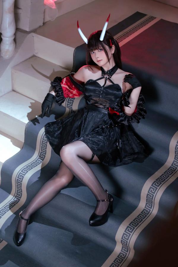    屿鱼能代Cosplay，碧蓝航线黑丝美腿私房照，冷艳暗黑萝莉风第33张图片