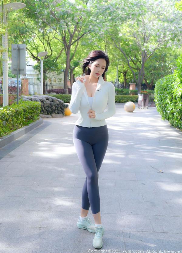    秀人网-10595-玫瑰我爱你-户外公园运动女神健身风，身着白色运动背心与灰色瑜伽裤尽显修长美腿，室内私房展现极致诱惑，2025.07.29第9张图片