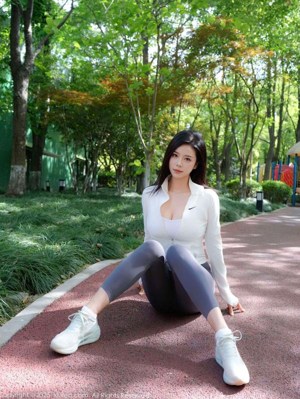    秀人网-10595-玫瑰我爱你-户外公园运动女神健身风，身着白色运动背心与灰色瑜伽裤尽显修长美腿，室内私房展现极致诱惑，2025.07.29第12张图片