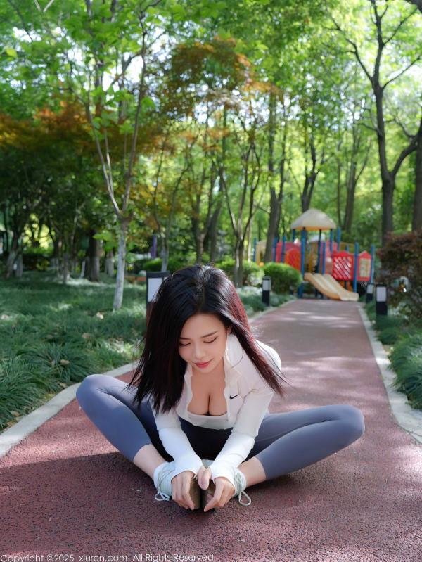    秀人网-10595-玫瑰我爱你-户外公园运动女神健身风，身着白色运动背心与灰色瑜伽裤尽显修长美腿，室内私房展现极致诱惑，2025.07.29第14张图片