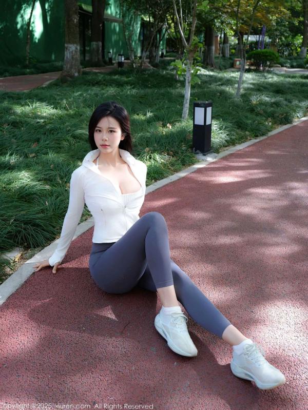    秀人网-10595-玫瑰我爱你-户外公园运动女神健身风，身着白色运动背心与灰色瑜伽裤尽显修长美腿，室内私房展现极致诱惑，2025.07.29第16张图片
